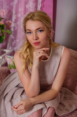 Tatlı genç bir sarışın güzel kısa elbise portresi
