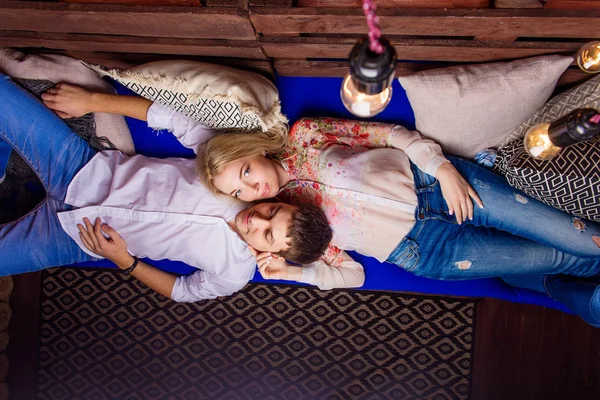 Молодая пара отдыхает на скамейке в помещении — стоковое фото