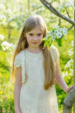 Güzel bir kız bir çiçekli Bahçe s ile çalışır