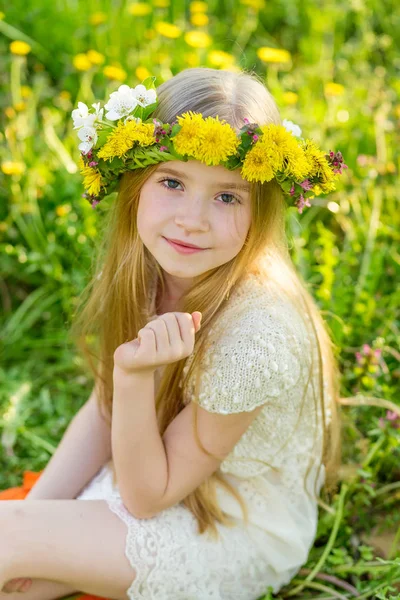 Una hermosa niña corre a través de un jardín floreciente en el s — Foto de Stock