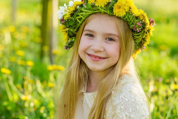 Une belle petite fille court à travers un jardin fleuri dans le s — Photo