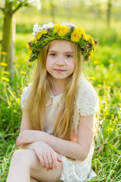 Güzel bir kız bir çiçekli Bahçe s ile çalışır