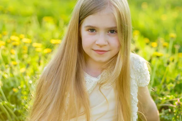 Uma menina bonita corre através de um jardim florido no s — Fotografia de Stock