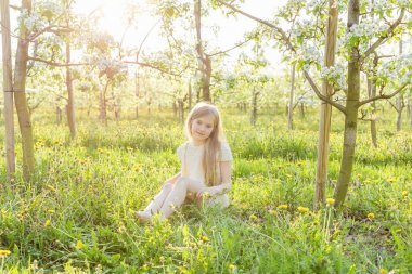 Güzel bir kız bir çiçekli Bahçe s ile çalışır