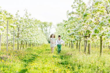  Bir erkek ve bir kız baharda çiçek açan bir bahçe dinlenme