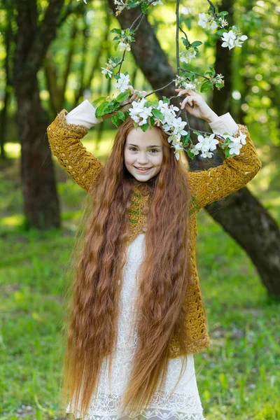 Portrait d'une jolie fille aux longs cheveux roux dans le parc — Photo
