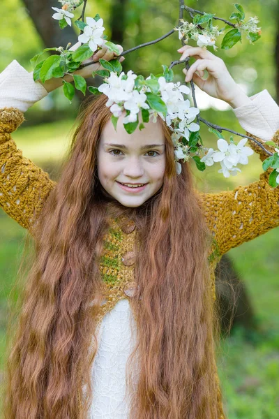 Portrait d'une jolie fille aux longs cheveux roux dans le parc — Photo