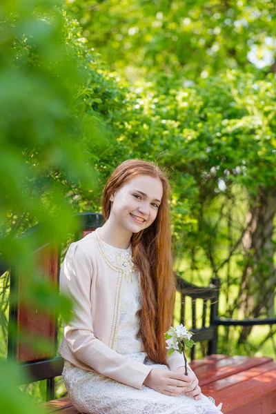 Portret Ładna dziewczyna z długimi rudymi włosami w parku — Zdjęcie stockowe