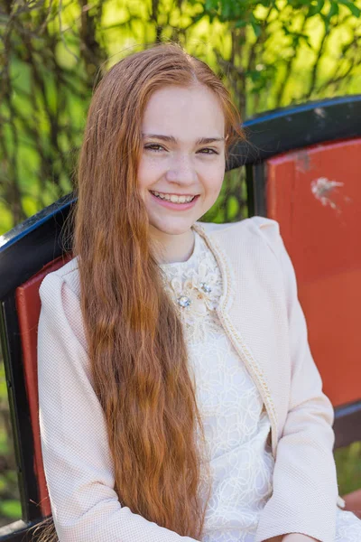 Πορτρέτο του ένα χαριτωμένο κορίτσι με μακριά κόκκινα μαλλιά στο πάρκο — Φωτογραφία Αρχείου