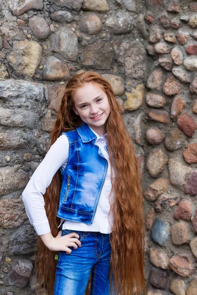 膝まで髪の長い美しい赤毛の女の子 — ストック写真
