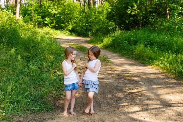 两个小女孩女孩朋友在森林中拥抱 — 图库照片