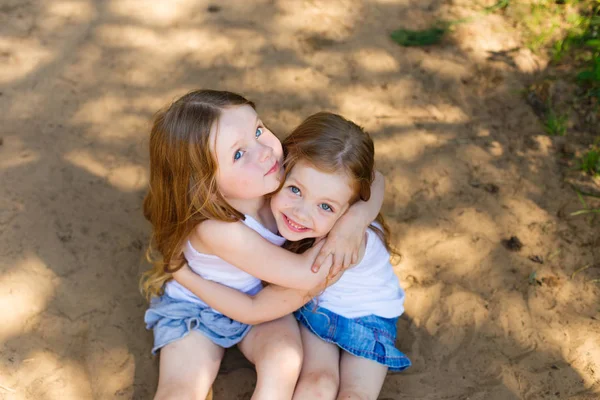 两个小女孩女孩朋友在森林中拥抱 — 图库照片