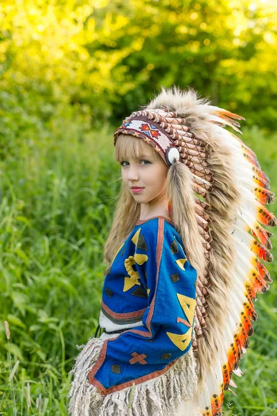 Beautiful young girl in the image of an Indian with a roucche on — Stock Photo, Image