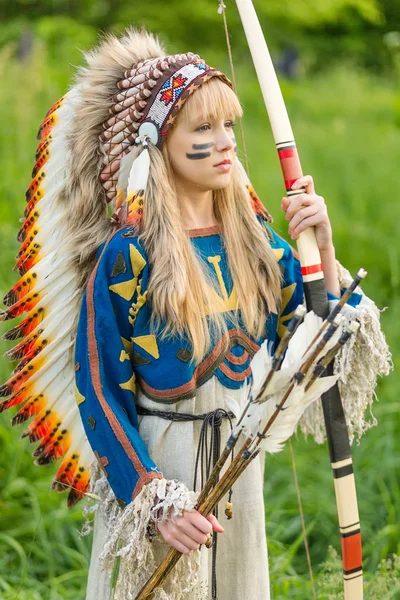 Hermosa joven en la imagen de un indio con una roucche en —  Fotos de Stock