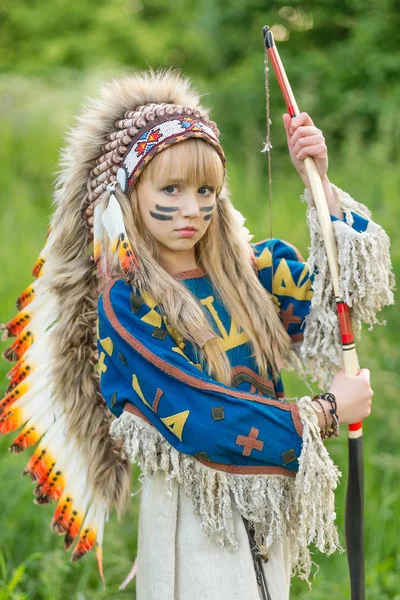 Menina bonita na imagem de um índio com um roucche em — Fotografia de Stock