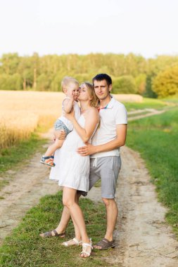 Güzel genç gelecekteki anne açık havada portresi