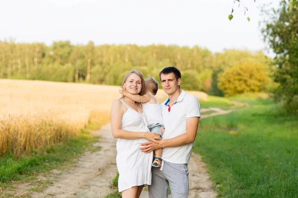 Retrato de hermosos futuros padres jóvenes al aire libre — Foto de Stock