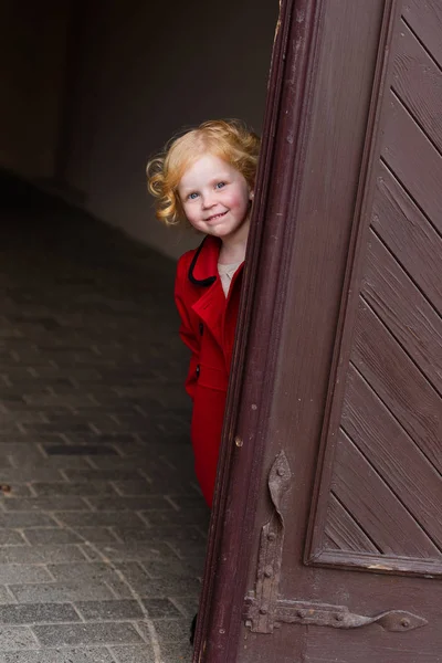 漂亮的小女孩穿着红外套的红头发的画像 — 图库照片