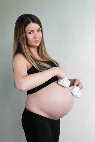 Femme enceinte en attente de bébé — Photo