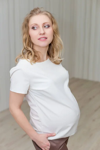 Belle fille enceinte attendant le bébé — Photo