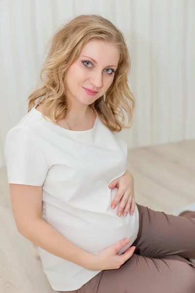 Bebek için bekleyen güzel hamile kız — Stok fotoğraf