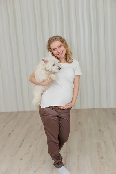 Беременная девушка ждет ребенка — стоковое фото