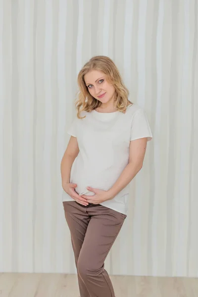 Беременная девушка ждет ребенка — стоковое фото