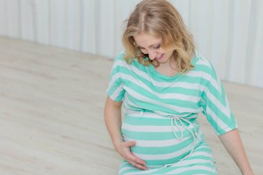 Bebek için bekleyen güzel hamile kız