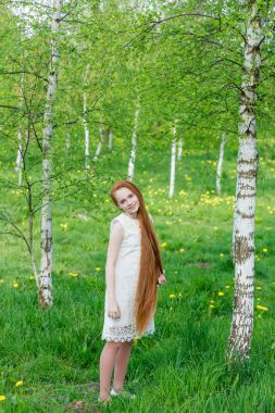 Karahindiba ile bir parkta uzun saçlı güzel kızıl saçlı kız