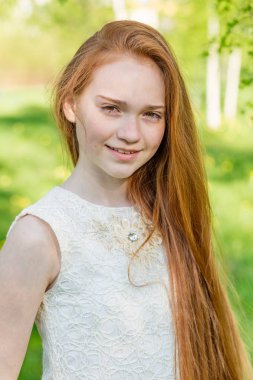 Karahindiba ile bir parkta uzun saçlı güzel kızıl saçlı kız