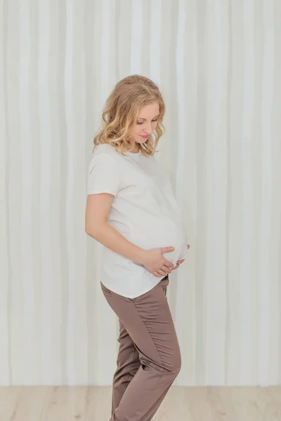 Bebek için bekleyen güzel hamile kız — Stok fotoğraf