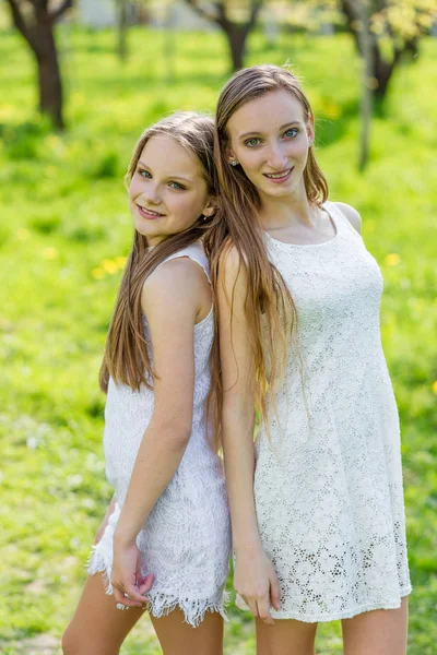 Dwa piękne młode dziewczyny w białych sukniach, w lecie — Zdjęcie stockowe