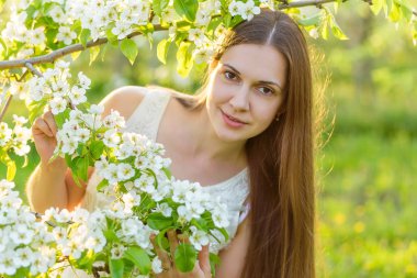 Ayarı s ışınlarının güzel genç bir kadın portresi