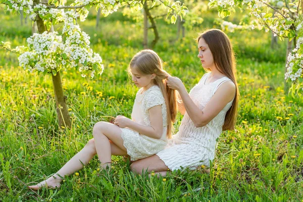 Piękna matka i córka w kwitnący ogród na wiosnę — Zdjęcie stockowe