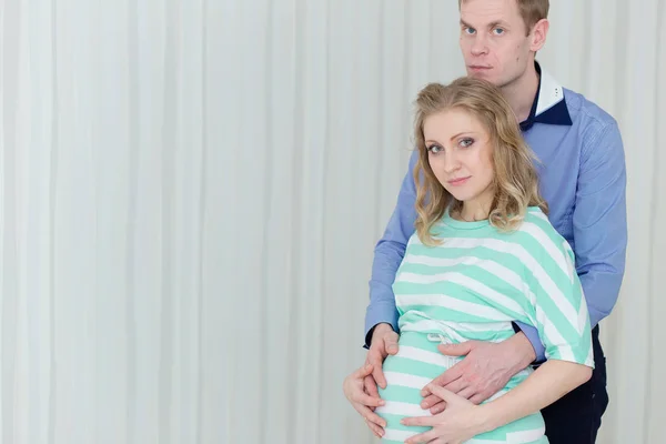 Les futurs parents posant à la maison — Photo