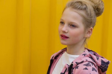 Sarı bir adam üzerinde kırmızı dudaklar ile güzel bir kızın portresi