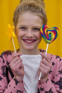 Sarı bir adam üzerinde kırmızı dudaklar ile güzel bir kızın portresi