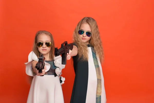 Dos chicas en vestidos militares con brazos en la mano y gafas de sol o — Foto de Stock