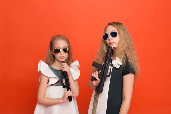 Duas meninas em vestidos militares com braços na mão e óculos de sol o — Fotografia de Stock
