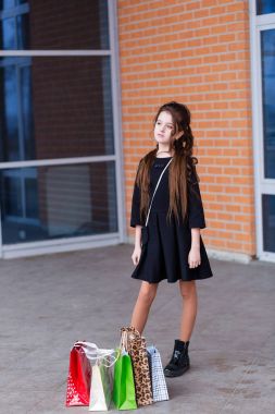 Paketleri çıkış, bir sürü güzel genç kız