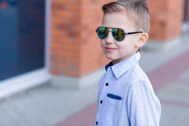 Açık havada güzel bir genç çocuk portresi