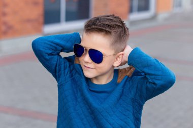 Açık havada güzel bir genç çocuk portresi