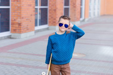 Açık havada güzel bir genç çocuk portresi