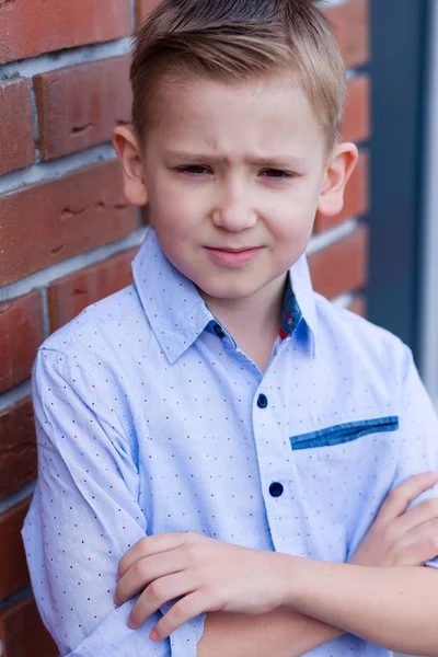 Retrato de um belo menino ao ar livre — Fotografia de Stock