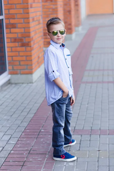 Portret van een jonge jongen buitenshuis — Stockfoto