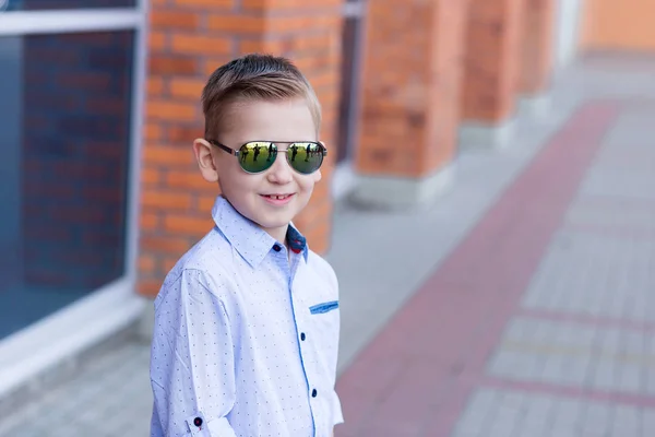 Portret van een jonge jongen buitenshuis — Stockfoto