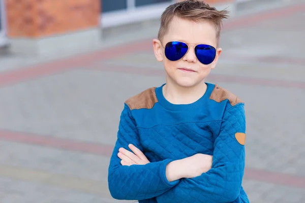 Egy gyönyörű fiatal fiú szabadban portréja — Stock Fotó