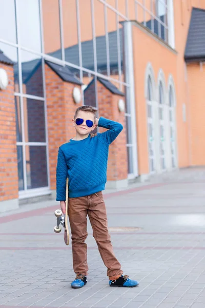 Egy gyönyörű fiatal fiú szabadban portréja — Stock Fotó