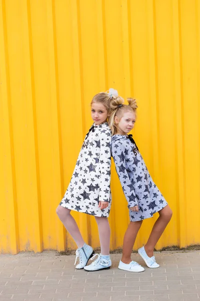 Retrato de chicas sobre fondo amarillo — Foto de Stock