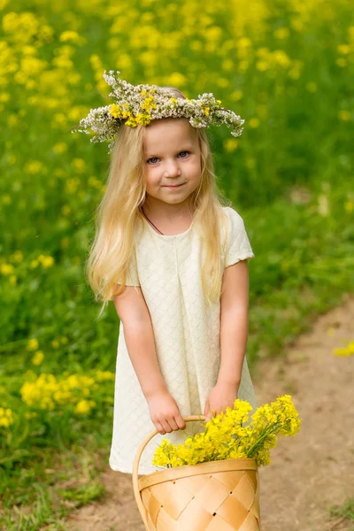 美しい少女、flo で遊んで彼女の頭に花輪を捧げる — ストック写真